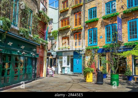 Edifici colorati a Neall's Yard, un piccolo vicolo a Covent Garden, Londra, Regno Unito Foto Stock