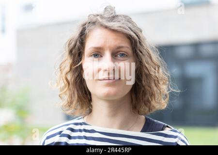 Ritratto di una giovane donna nella città Foto Stock