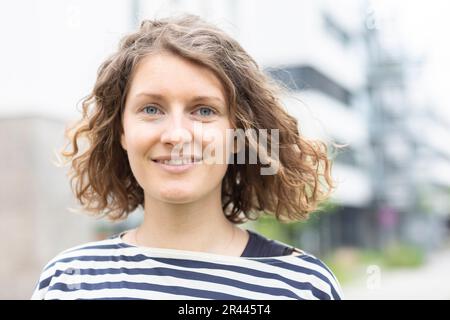 Ritratto di una giovane donna nella città Foto Stock