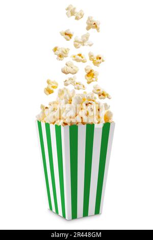 Popcorn che vola fuori dalla scatola di carta verde a strisce bianche isolato su sfondo bianco con spazio di copia. Spruzzi, levitazione di grani di popcorn. Foto Stock