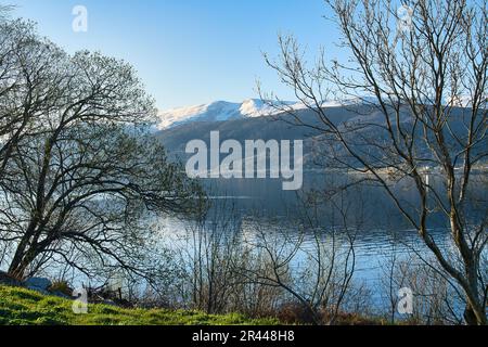 Nordfjord in Norvegia. Vista sulle montagne innevate. Deserto in Scandinavia, al sole. Foto del paesaggio da nord Foto Stock