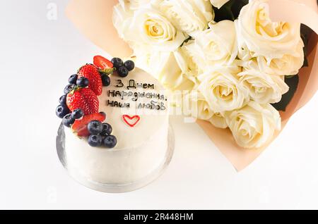 Torta bento alla moda con iscrizione in ucraino "buon compleanno" su sfondo chiaro. Torta di compleanno , Bento Cake per due con frutta. alla moda Foto Stock