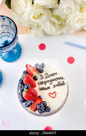 Torta bento alla moda con iscrizione in ucraino "buon compleanno" su sfondo chiaro. Torta di compleanno , Bento Cake per due con frutta. alla moda Foto Stock