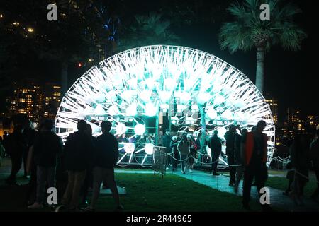 Sydney, Australia. 26th maggio 2023. Vivid Sydney è una celebrazione annuale di creatività, innovazione e tecnologia, che trasforma Sydney per 23 giorni e notti. Nel 2023, per il suo 13th° anno, Vivid Sydney fonderà arte, innovazione e tecnologia in collaborazione con alcuni dei più importanti artisti, pensatori, musicisti ed esperti culinari del nostro tempo. Il programma di luce, idee, musica e cibo si svolge dal 26 maggio al 17 giugno 2023. Nella foto: Dente di leone. Credit: Richard Milnes/Alamy Live News Foto Stock