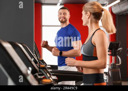 Bella coppia di allenamento su tapis roulant in palestra Foto Stock