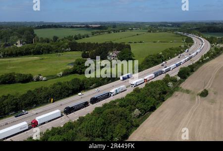 Gli autocarri sono in coda durante l'operazione Brock sulla M20 vicino Ashford nel Kent come la fuga per metà termine e la fine settimana di festa della banca comincia. Data immagine: Venerdì 26 maggio 2023. Foto Stock