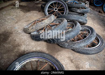 pila di ruote di rottami metallici Foto Stock