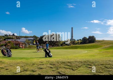 Con il patrimonio storico Bondi fognature Vent sullo sfondo, i golfisti finiscono su uno dei verdi al Bondi Golf Club costiero a Sydney, Australia Foto Stock