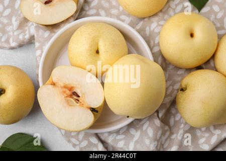 Deliziosa pera di mela sul tavolo, piatto Foto Stock