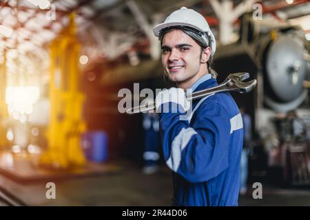 Ritratto Caucasion lavoro di lavoratore maschile in locomotive riparazione Negozi sorridente felice Foto Stock