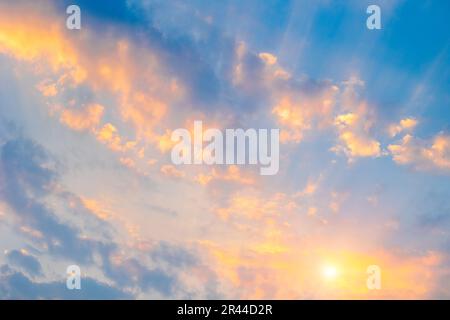 Il bellissimo tramonto o l'alba del giorno mattina cielo spargere le nuvole con luce drammatica. Foto Stock