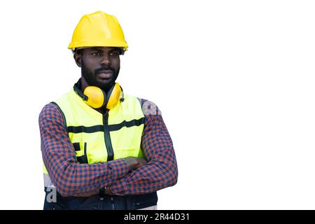 African Black ingegnere lavoratore sicuro braccio piegato in piedi isolato su sfondo bianco Foto Stock