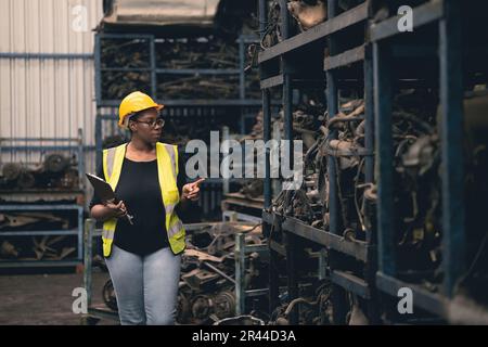 Donne africane nere ingegnere lavoratore di controllo stock di controllo nel settore industriale macchine magazzino parti. Foto Stock