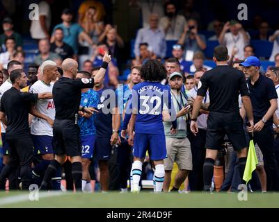 La foto del file datata 14-08-2022 del manager di Chelsea Thomas Tuchel è inviata dall'arbitro Anthony Taylor. Il boss blues Tuchel e il manager rivale Antonio Conte hanno ricevuto i loro ordini di marcia dall'arbitro Anthony Taylor dopo che il fischio a tempo pieno si è scontrato per la seconda volta. Data di emissione: Venerdì 26 maggio 2023. Foto Stock