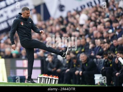 Foto del file datata 15-04-2023 del manager di Bournemouth Gary o'Neil calcia una bottiglia d'acqua. The Cherries ha concesso un ultimo equalizzatore all'ex giocatore Arnaut Danjuma nel nord di Londra, ma ha colpito per strappare una vittoria cruciale nel 3-2 dopo il drammatico vincitore di Dango Ouattara. Data di emissione: Venerdì 26 maggio 2023. Foto Stock