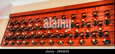 Le campane, le campane. Campane servitore in cucina al Palace House, Beaulieu, Hampshire, Regno Unito Foto Stock