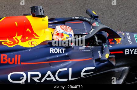 Max Verstappen scalda la sua vettura in pit lane durante le qualifiche al Gran Premio d'Australia di Formula uno. Foto Stock