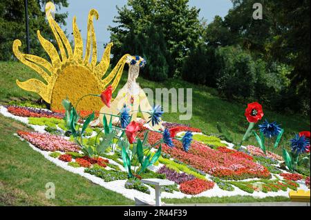 Installazione floreale nel parco comunale di Singing Field. Agosto 18, 2018. Kiev, Ucraina Foto Stock