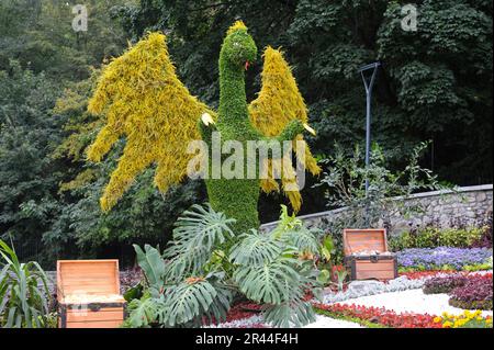 Installazione floreale nel parco comunale di Singing Field. Agosto 18, 2018. Kiev, Ucraina Foto Stock