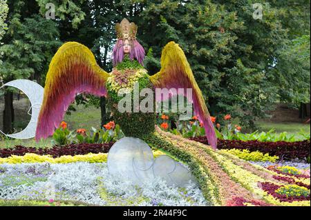 Installazione floreale nel parco comunale di Singing Field. Agosto 18, 2018. Kiev, Ucraina Foto Stock