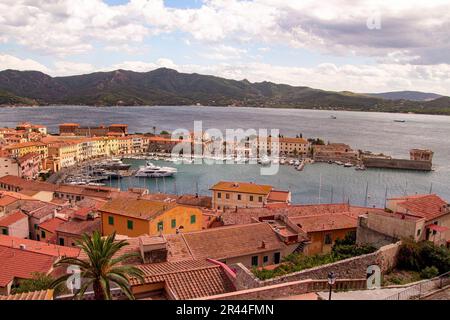 Vista dal forte medievale Forte Falcone sul centro storico e sul porto di Portoferraio Foto Stock