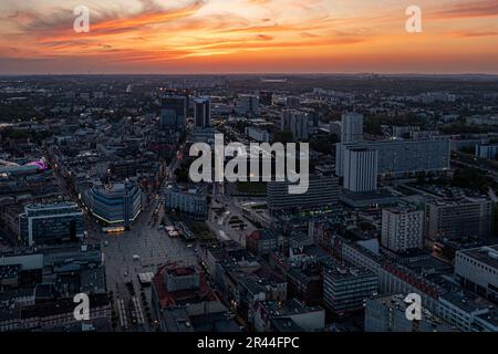 Vista aerea dei droni sul centro di Katowice e sul mercato principale della piazza di sera. Foto Stock