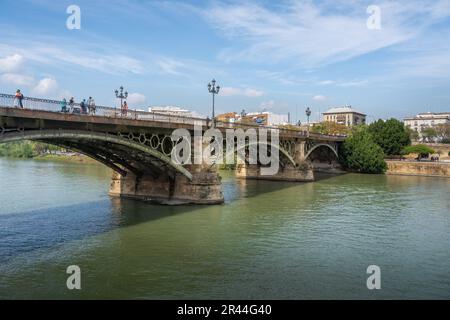 Ponte Triana (Puente de Triana) sul fiume Guadalquivir - Siviglia, Andalusia, Spagna Foto Stock