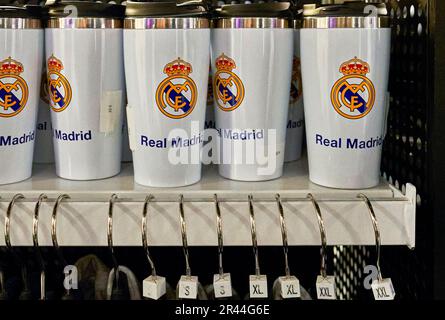 Souvenir in vendita nel negozio ufficiale del FC Real Madrid all'arena Santiago Bernabeu Foto Stock