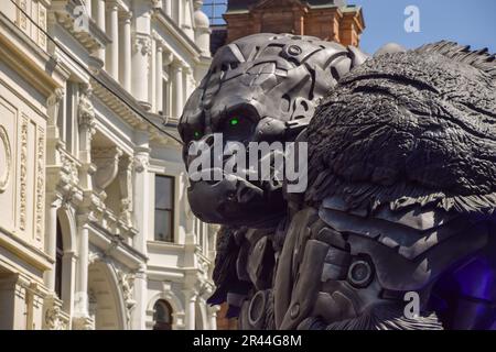 Londra, Inghilterra, Regno Unito. 26th maggio, 2023. Una statua di Optimus Primal. Enormi Transformers sono stati installati a Leicester Square in vista della prima del prossimo film della serie, Transformers: Rise of the Beasts. (Credit Image: © Vuk Valcic/ZUMA Press Wire) SOLO PER USO EDITORIALE! Non per USO commerciale! Foto Stock