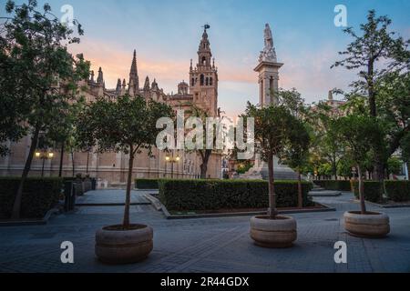 Piazza del Triunfo con la Cattedrale di Siviglia e il Monumento all'Immacolata Concezione al tramonto - Siviglia, Andalusia, Spagna Foto Stock