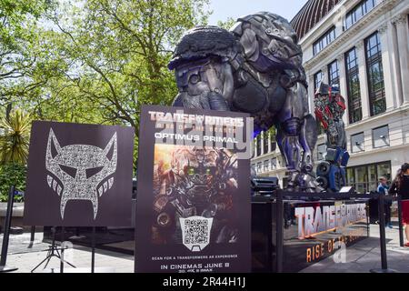 Londra, Inghilterra, Regno Unito. 26th maggio, 2023. Una statua di Optimus Primal. Enormi Transformers sono stati installati a Leicester Square in vista della prima del prossimo film della serie, Transformers: Rise of the Beasts. (Credit Image: © Vuk Valcic/ZUMA Press Wire) SOLO PER USO EDITORIALE! Non per USO commerciale! Foto Stock