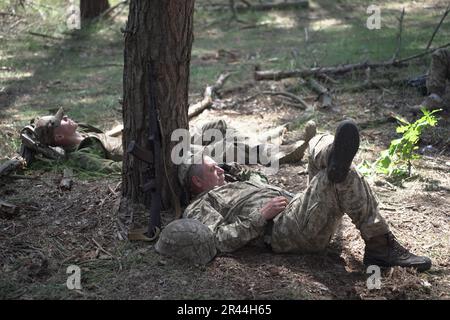 Soldati delle forze armate di UkraineÕs la fanteria regolare riceve un'intensa formazione medica da volontari della Fondazione Prytula. Gli istruttori della fondazione apprendono dagli esperti della formazione medica occidentale TCCC in stile NATO. I soldati della grande base militare simulano le condizioni in prima linea, vivendo nella foresta e scavando trincee per lunghi periodi di tempo. Foto Stock