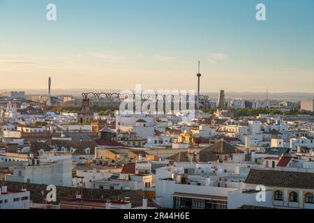 Skyline di Siviglia con l'isola di la Cartuja - Siviglia, Andalusia, Spagna Foto Stock