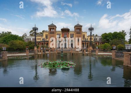 Plaza de America Pond centrale e Padiglione Mudejar al Parco Maria Luisa - Siviglia, Andalusia, Spagna Foto Stock