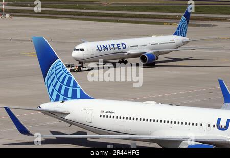 Brandeburgo, Germania. 26 maggio 2023. Un aeromobile Boeing 767-424(ER) della United Airlines viene spinto sul grembiule dell'aeroporto Willy Brandt di Berlino Brandenburg per il volo inaugurale della United Airlines da Berlino a Washington, DC Foto: Wolfgang Kumm/dpa/Alamy Live News Foto Stock