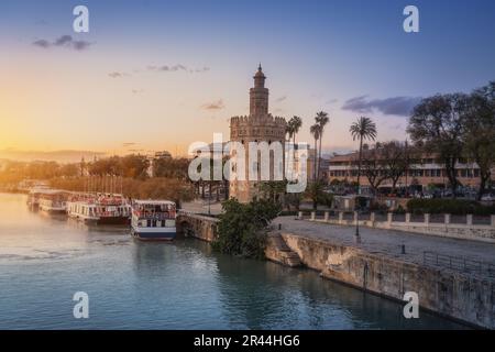 Torre del Oro (Torre d'Oro) sul fiume Guadalquivir al tramonto - Siviglia, Andalusia, Spagna Foto Stock