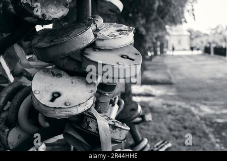 Un sacco di vecchie serrature arrugginite amore da vicino Foto Stock