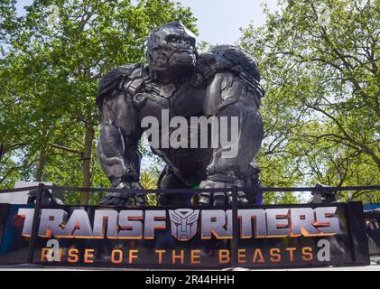 Londra, Regno Unito. 26th maggio 2023. Una statua di Optimus Primal. Enormi Transformers sono stati installati a Leicester Square in vista della prima del prossimo film della serie, Transformers: Rise of the Beasts. Credit: Vuk Valcic/Alamy Live News Foto Stock