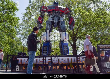 Londra, Regno Unito. 26th maggio 2023. Una statua di Optimus prime. Enormi Transformers sono stati installati a Leicester Square in vista della prima del prossimo film della serie, Transformers: Rise of the Beasts. Credit: Vuk Valcic/Alamy Live News Foto Stock