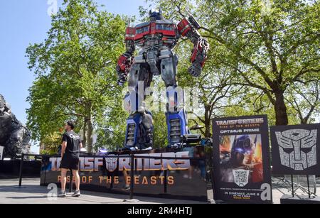 Londra, Regno Unito. 26th maggio 2023. Una statua di Optimus prime. Enormi Transformers sono stati installati a Leicester Square in vista della prima del prossimo film della serie, Transformers: Rise of the Beasts. Credit: Vuk Valcic/Alamy Live News Foto Stock