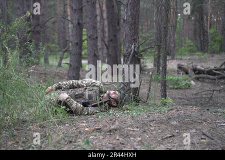 Soldati delle forze armate di UkraineÕs la fanteria regolare riceve un'intensa formazione medica da volontari della Fondazione Prytula. Gli istruttori della fondazione apprendono dagli esperti della formazione medica occidentale TCCC in stile NATO. I soldati della grande base militare simulano le condizioni in prima linea, vivendo nella foresta e scavando trincee per lunghi periodi di tempo. Foto Stock