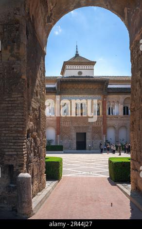 Facciata del Palazzo del Re Don Pedro nel cortile di Monteria (patio de la Monteria) all'Alcazar (Palazzo reale di Siviglia) - Siviglia, Spagna Foto Stock