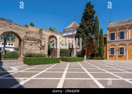 Cortile della Monteria (patio de la Monteria) presso Alcazar (Palazzo reale di Siviglia) - Siviglia, Andalusia, Spagna Foto Stock