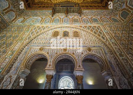 Tre arche a ferro di cavallo presso la Sala degli Ambasciatori (Salon de Embajadores) ad Alcazar (Palazzo reale di Siviglia) - Siviglia, Andalusia, Spagna Foto Stock