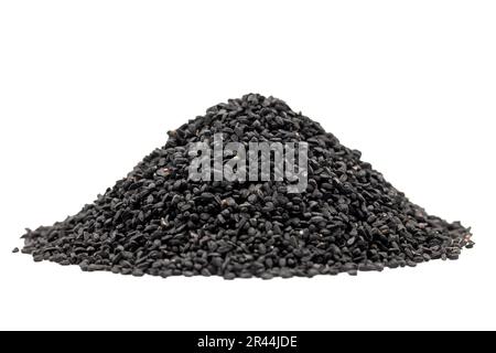 Cumino nero o nigella sativa isolato su sfondo bianco. Mucchio di semi di cumino nero. Kalonji, nigella, cumino nero Foto Stock