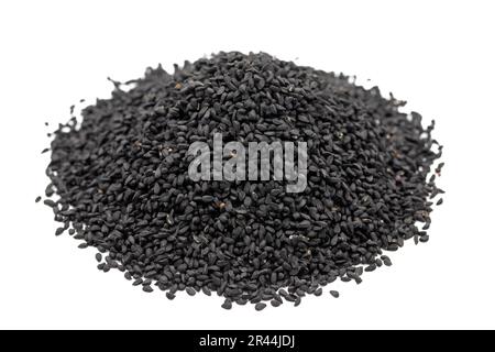 Cumino nero o nigella sativa isolato su sfondo bianco. Mucchio di semi di cumino nero. Kalonji, nigella, cumino nero. Primo piano Foto Stock