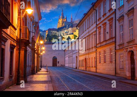 Praga, Repubblica Ceca. Immagine del paesaggio urbano della città vecchia di Praga all'ora blu del crepuscolo. Foto Stock