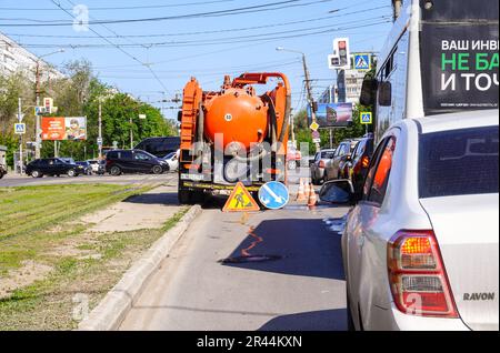 Samara, Russia - 19 maggio 2023: Camion specializzato di servizio tecnico di emergenza. Il team di lavoro elimina i problemi di fognatura nelle strade della città. Riparare e sostituire Foto Stock