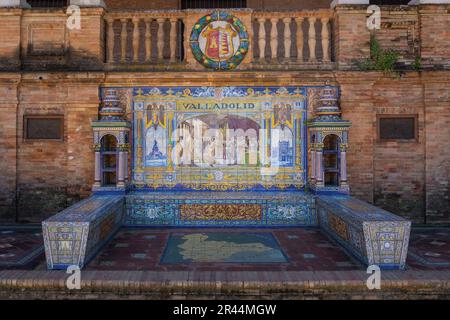 Alcova con panca e piastrelle raffiguranti la provincia di Valladolid - Siviglia, Andalusia, Spagna Foto Stock