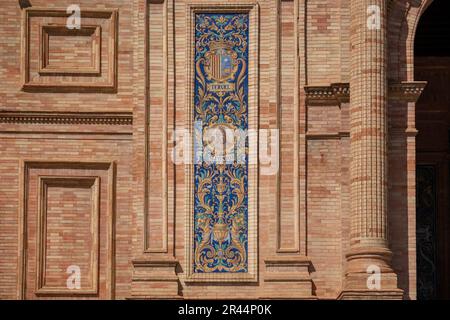 Piastrelle decorative di Puerta de Aragon edificio con Teruel Coat of Arms e re Alfonso i a Plaza de Espana - Siviglia, Andalusia, Spagna Foto Stock